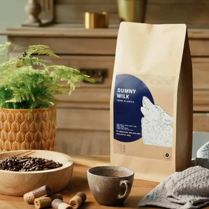 Dumny Wilk 1 kg, torba, ziarna i filiżanka na stole