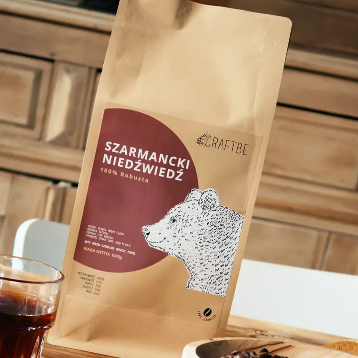 Szarmancki Niedźwiedź 1 kg, szklanka kawy przy torbie