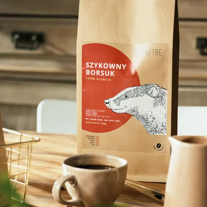 Szykowny Borsuk 1 kg, Chemex stawiany obok torby